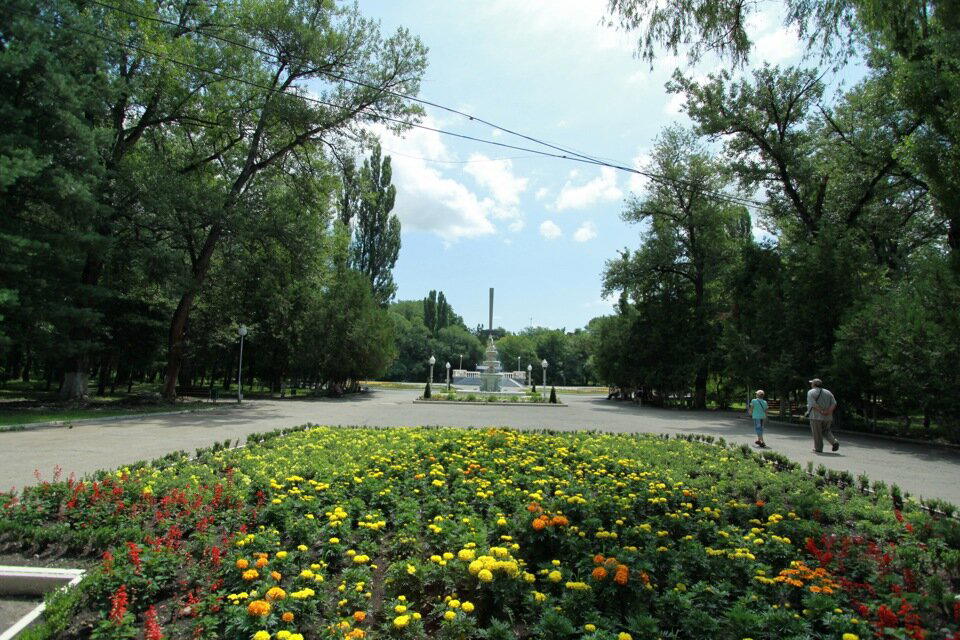 Черкесск. Зелёный остров. Парк на острове посреди р.Кубань. Красивое и непривычное место.