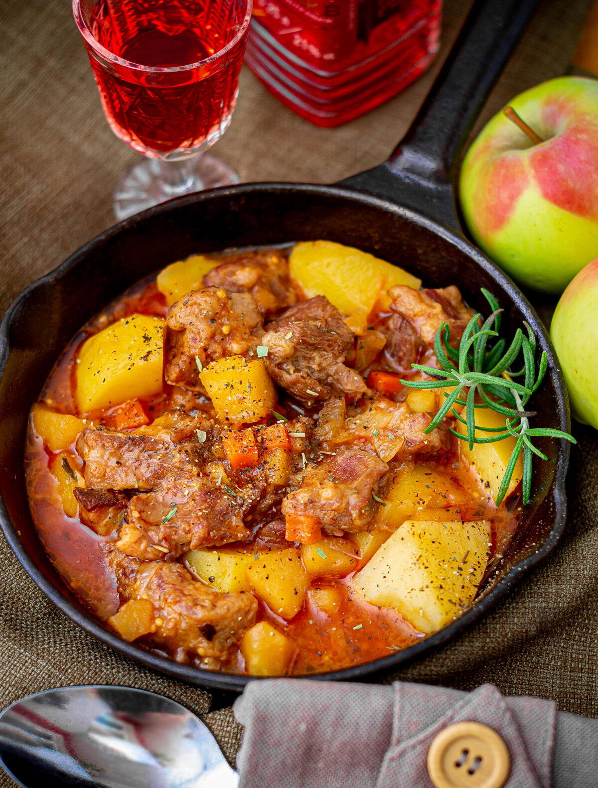 Говядина томленая в пиве с яблоками и картофелем