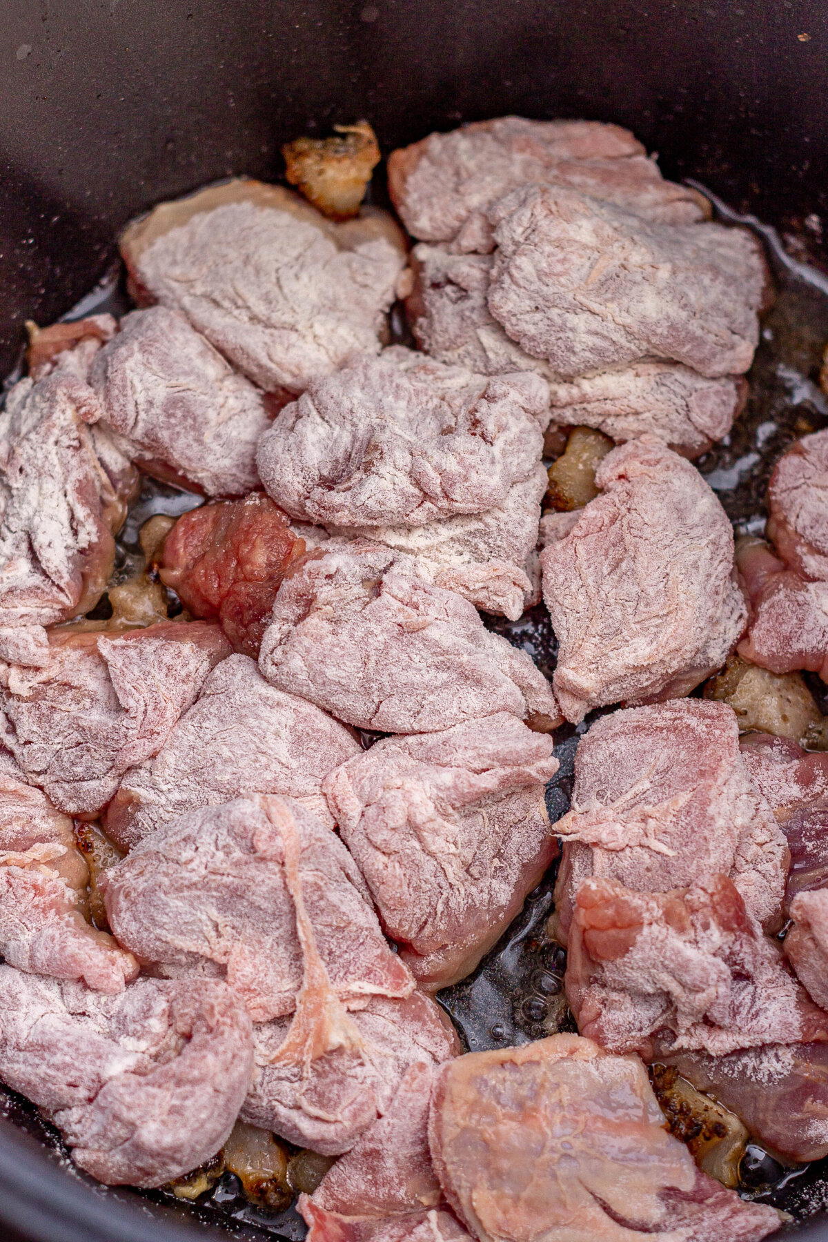 Говядина томленая в пиве с яблоками и картофелем