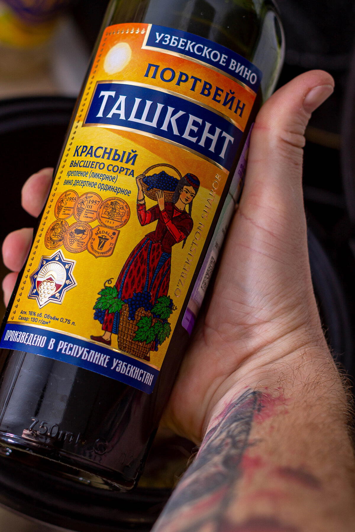 Томленые говяжьи щечки со сливочным соусом и мятым картофелем