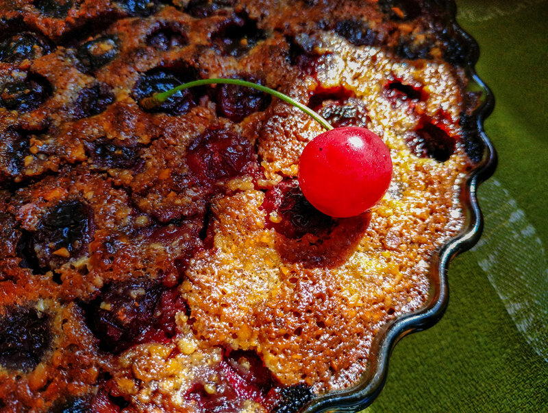 Вишневый пирог с орехами (clafoutis, но это не точно)