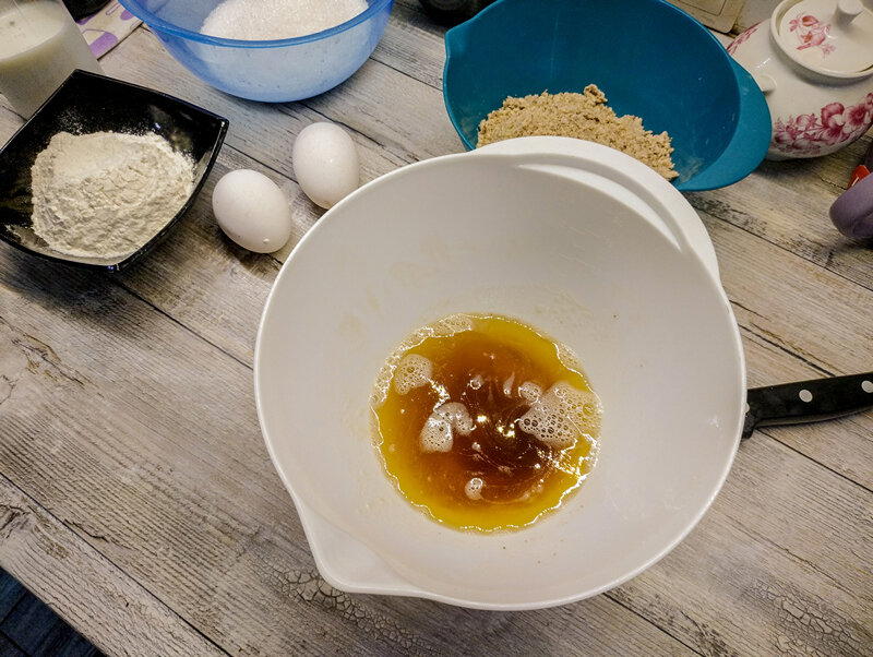 Вишневый пирог с орехами (clafoutis, но это не точно)