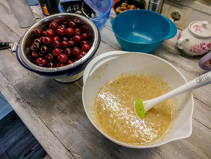 Вишневый пирог с орехами (clafoutis, но это не точно)