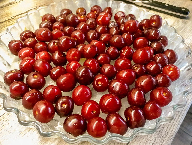 Вишневый пирог с орехами (clafoutis, но это не точно)