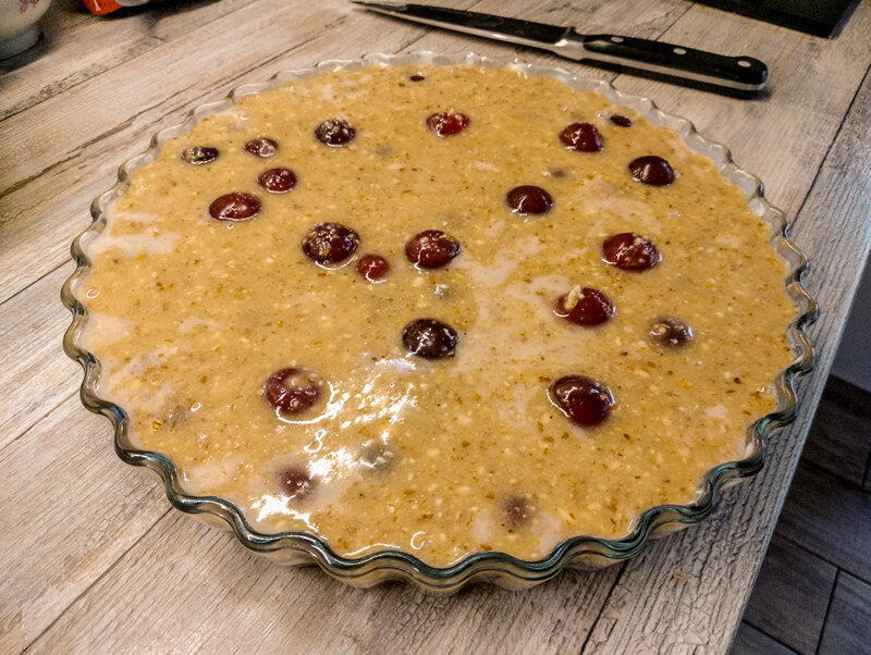 Вишневый пирог с орехами (clafoutis, но это не точно)