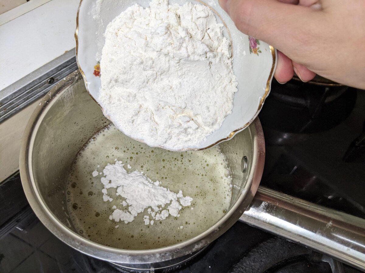 Пирог с копченой рыбой, соусом бешамель и миндальной посыпкой