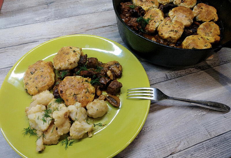 Говядина со сконами (Rinderschmortopf mit Kraeuter-Scones)