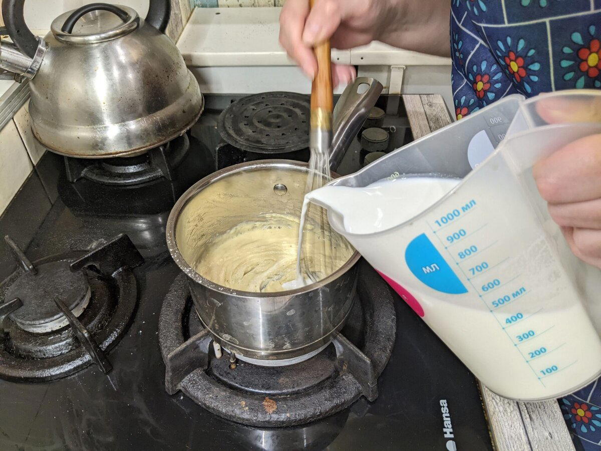 Пирог с копченой рыбой, соусом бешамель и миндальной посыпкой