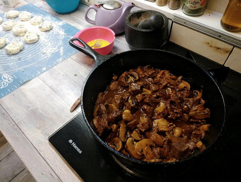 Говядина со сконами (Rinderschmortopf mit Kraeuter-Scones)