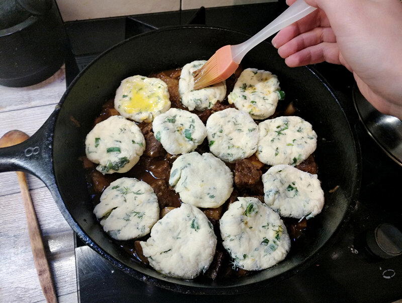 Говядина со сконами (Rinderschmortopf mit Kraeuter-Scones)