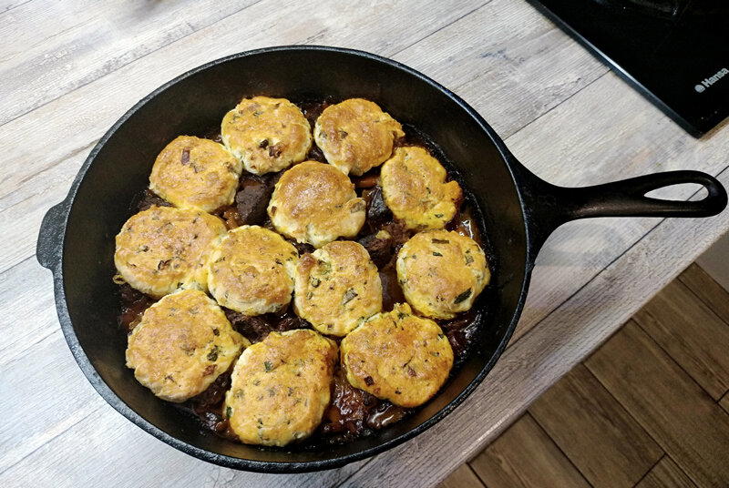 Говядина со сконами (Rinderschmortopf mit Kraeuter-Scones)