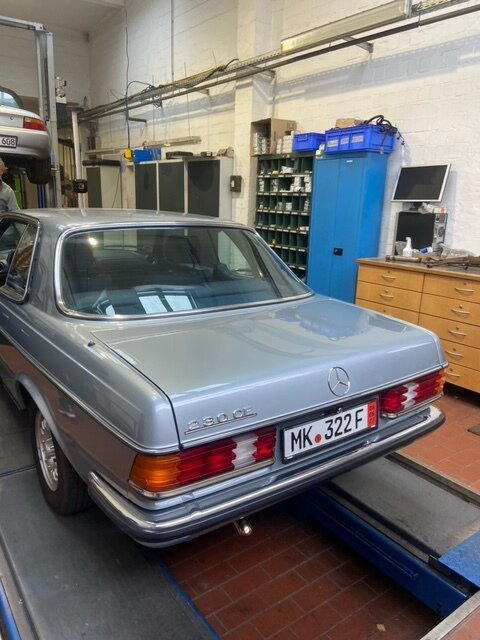 W123 купе заглянул на осмотр перед дальней дорогой
