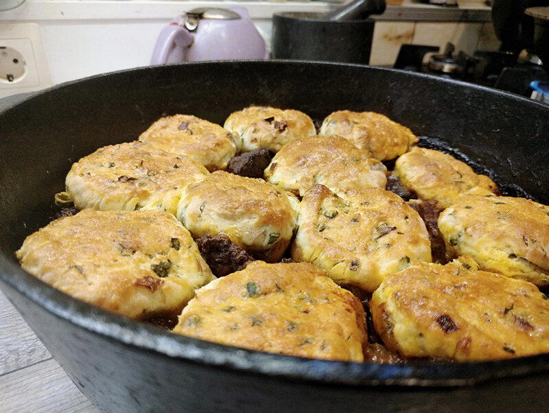 Говядина со сконами (Rinderschmortopf mit Kraeuter-Scones)