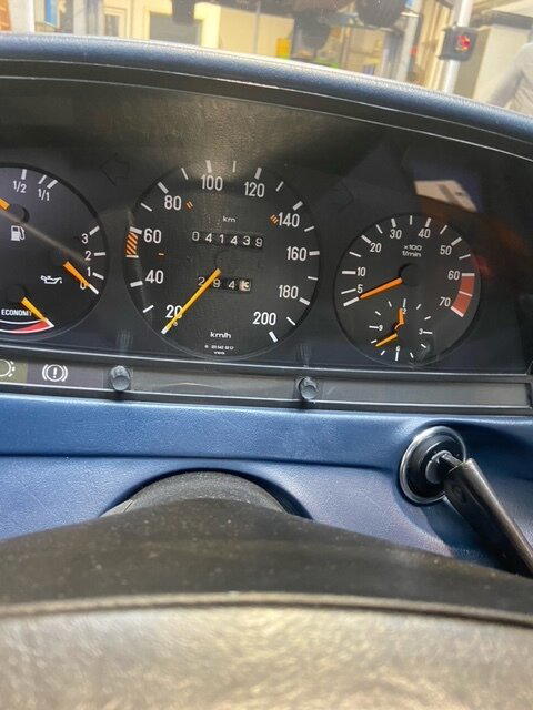 W123 купе заглянул на осмотр перед дальней дорогой