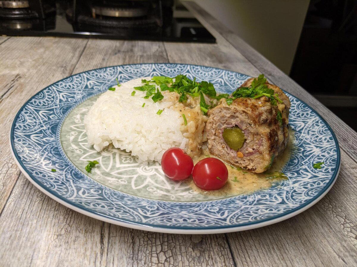 В одном черном-черном лесу... слышны рулады и пахнет мясным рулетом!