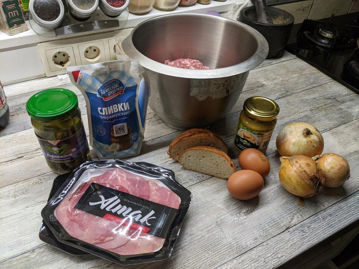 В одном черном-черном лесу... слышны рулады и пахнет мясным рулетом!