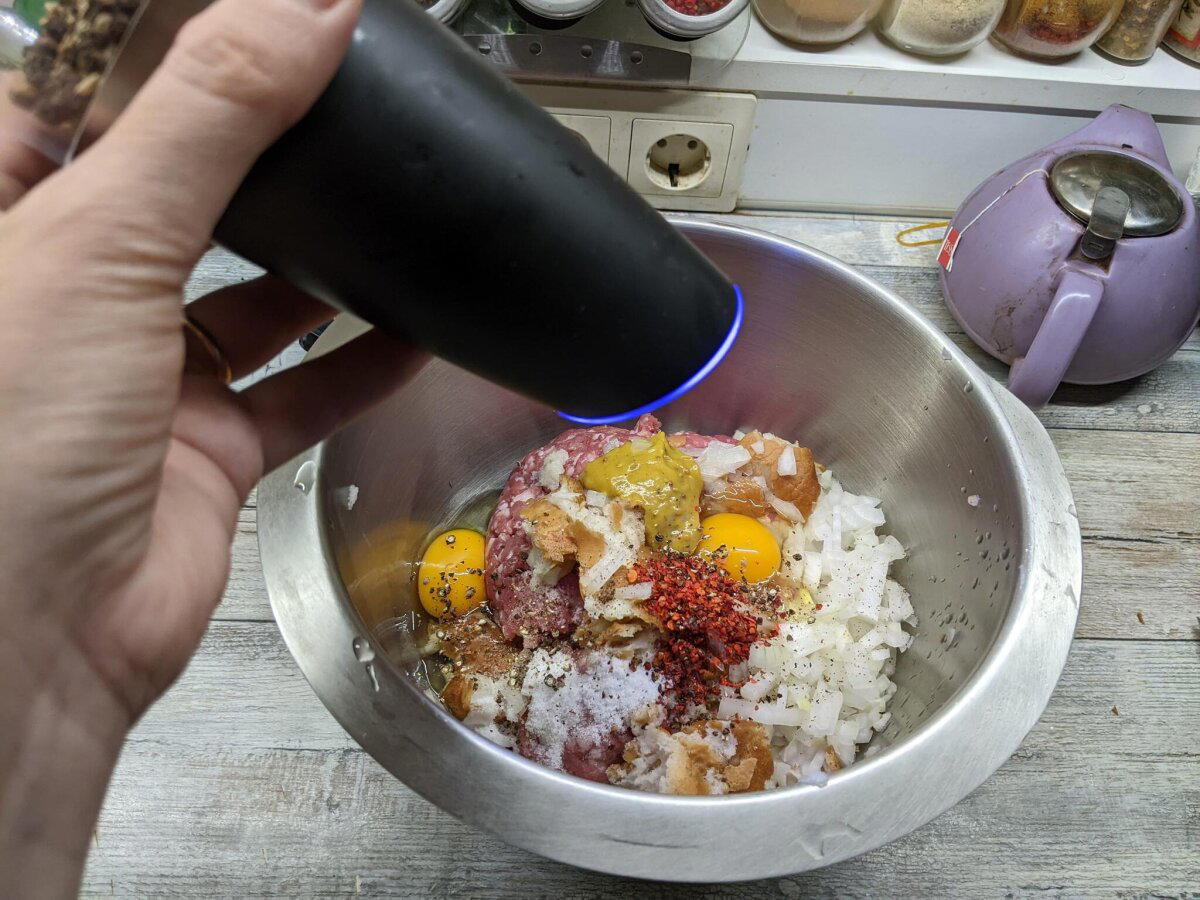 В одном черном-черном лесу... слышны рулады и пахнет мясным рулетом!