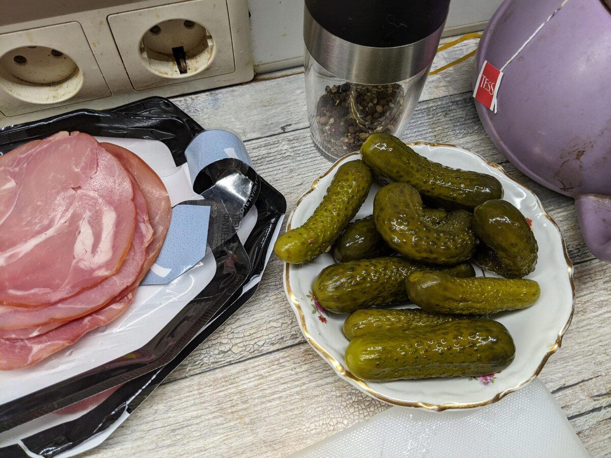 В одном черном-черном лесу... слышны рулады и пахнет мясным рулетом!