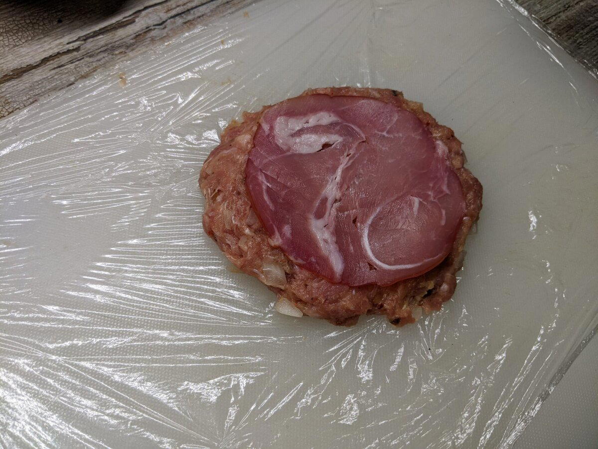 В одном черном-черном лесу... слышны рулады и пахнет мясным рулетом!