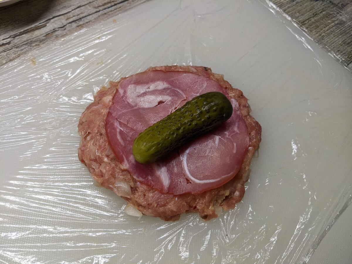 В одном черном-черном лесу... слышны рулады и пахнет мясным рулетом!