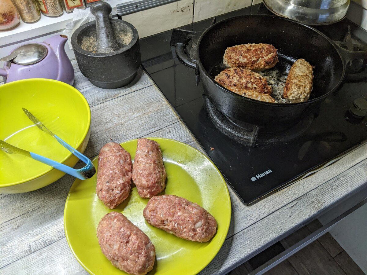 В одном черном-черном лесу... слышны рулады и пахнет мясным рулетом!