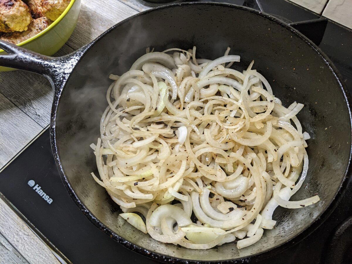 В одном черном-черном лесу... слышны рулады и пахнет мясным рулетом!