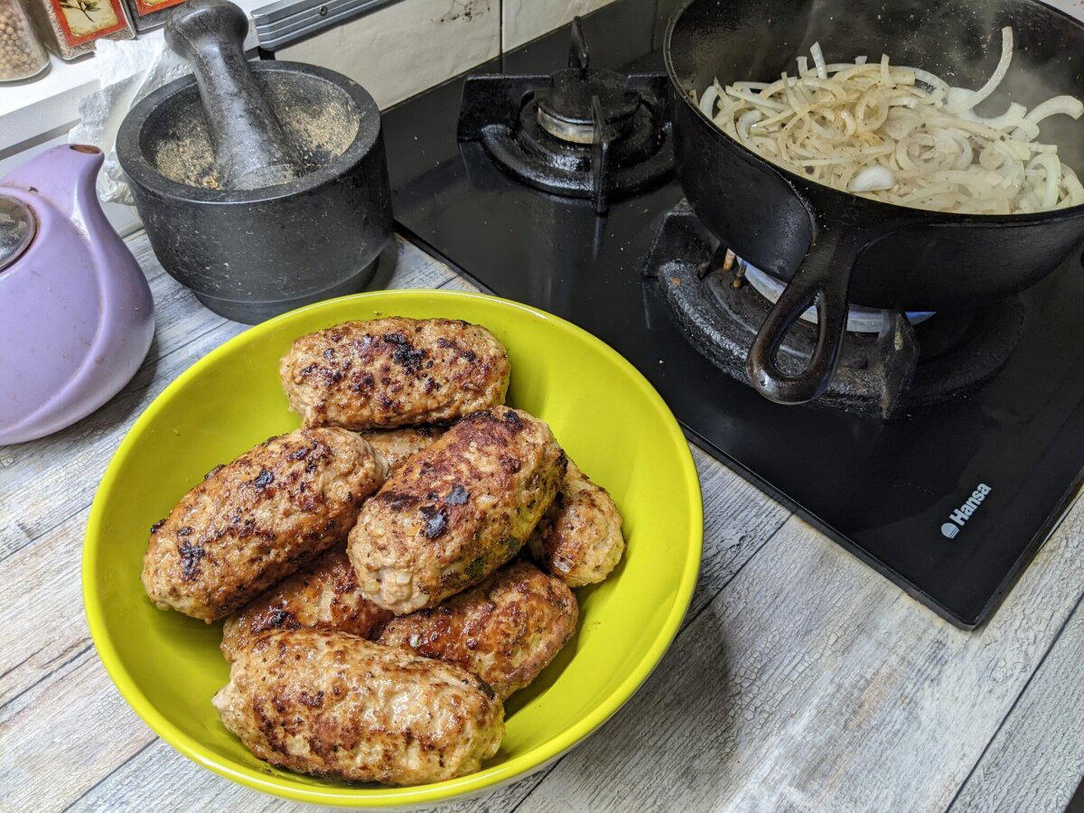 В одном черном-черном лесу... слышны рулады и пахнет мясным рулетом!