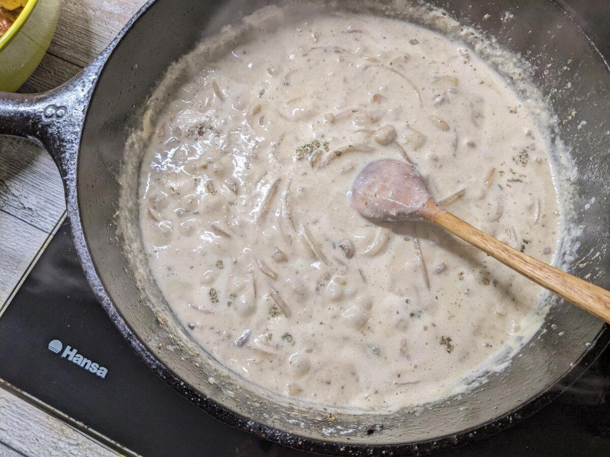 В одном черном-черном лесу... слышны рулады и пахнет мясным рулетом!