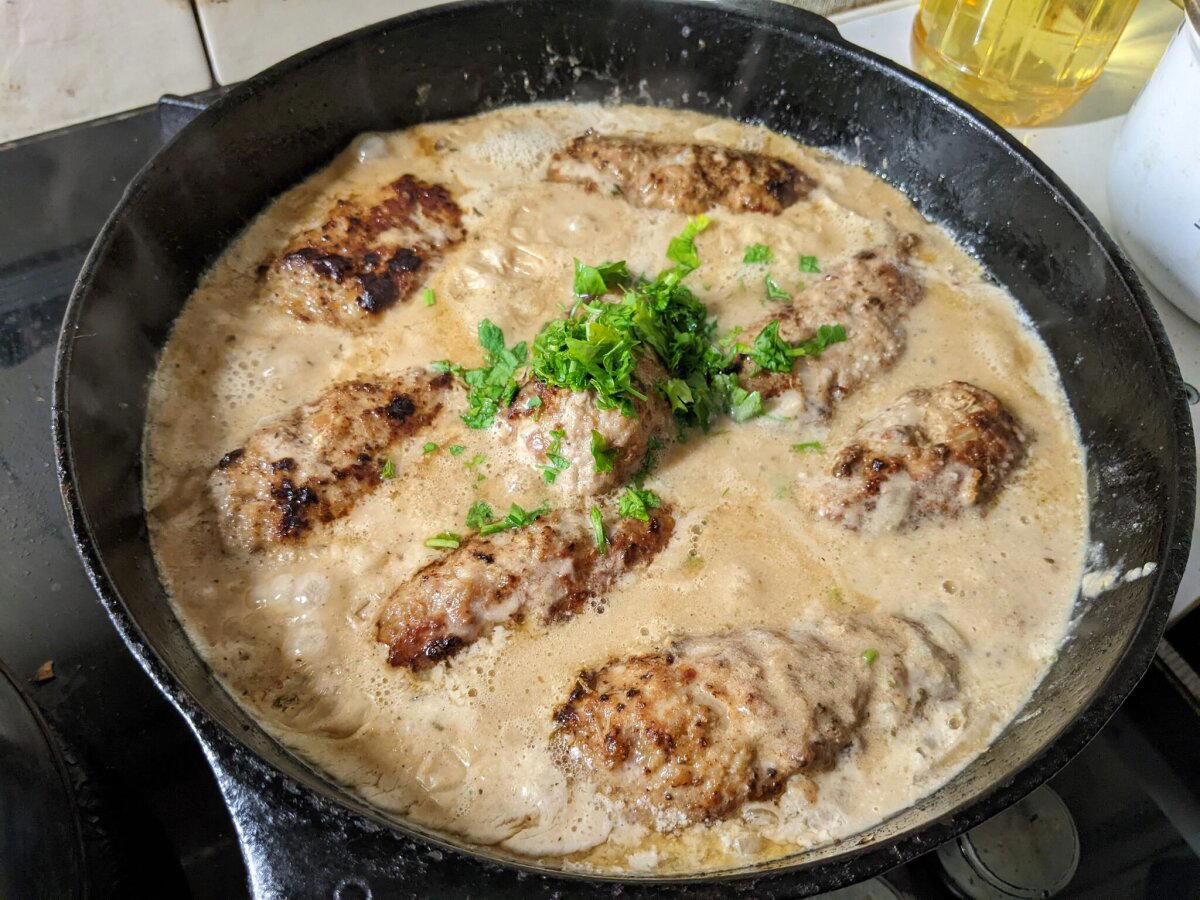 В одном черном-черном лесу... слышны рулады и пахнет мясным рулетом!