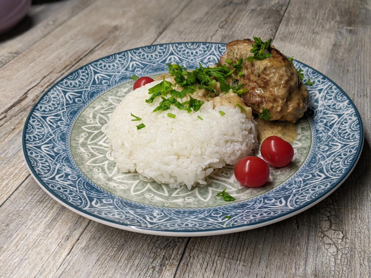 В одном черном-черном лесу... слышны рулады и пахнет мясным рулетом!