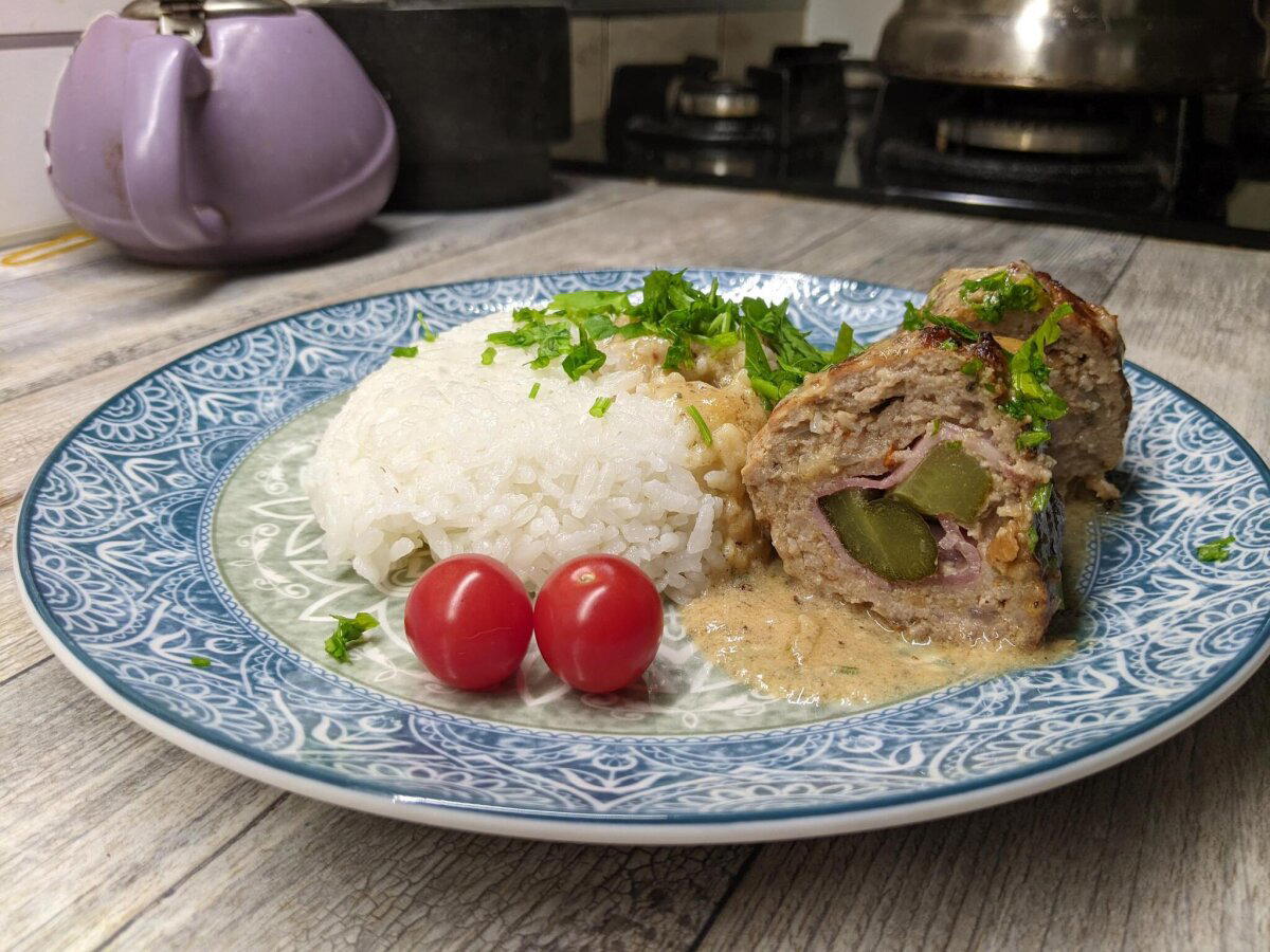 В одном черном-черном лесу... слышны рулады и пахнет мясным рулетом!