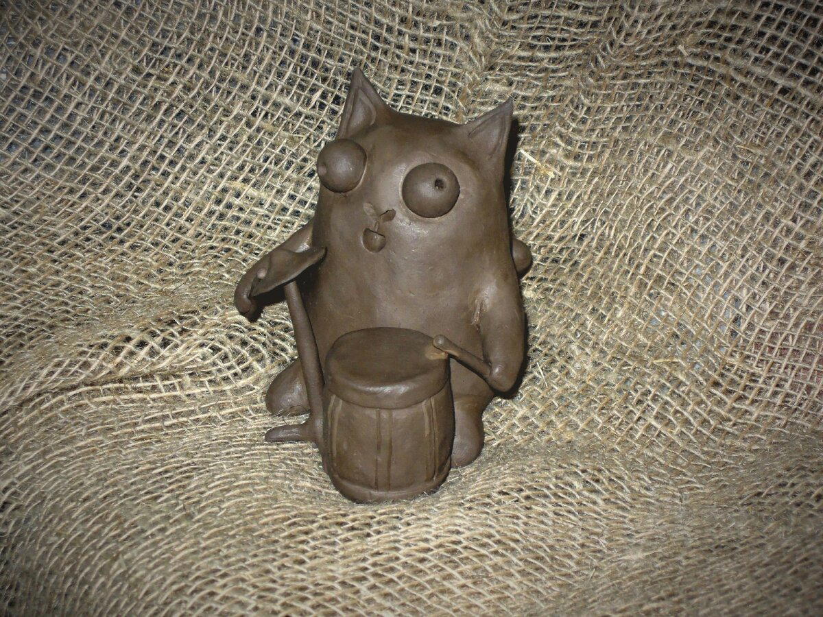 Стендап кот из глины.