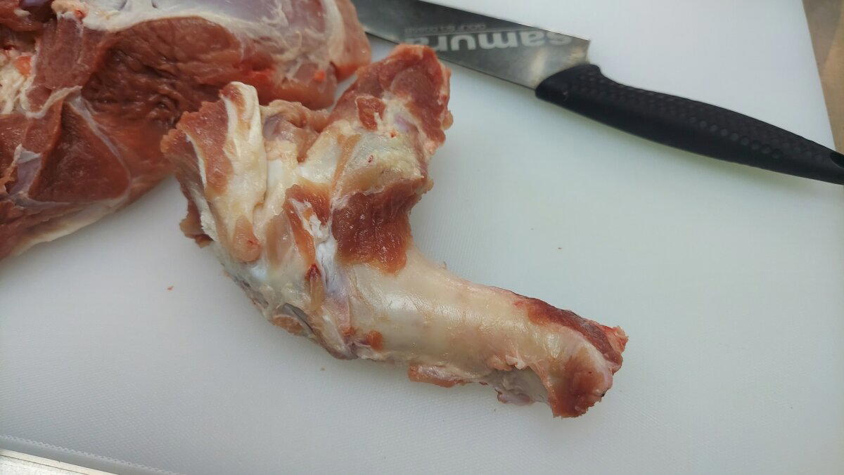 Кость удалил. Немного мяса на ней не помешает, пойдет в суп.