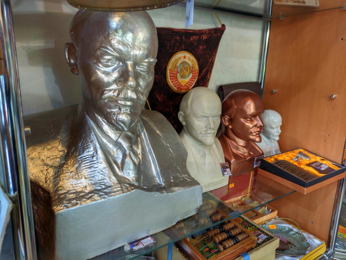 И Ленин - такой молодой,И юный Октябрь впереди!