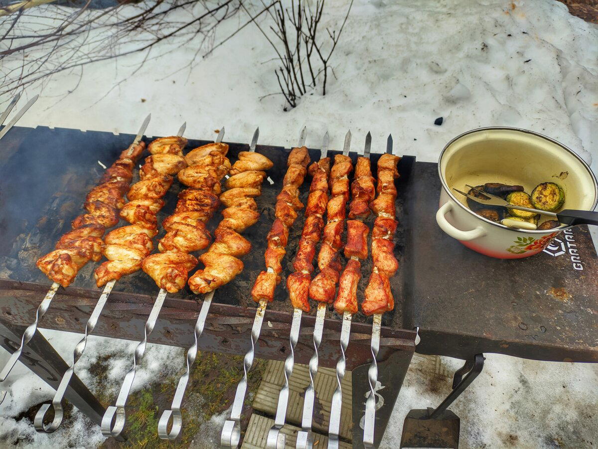 Открыл сезон шашлыков