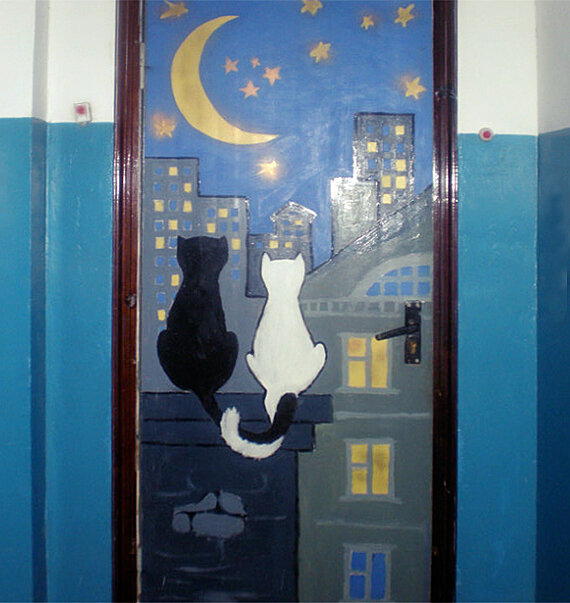 Кошка, кот и луна