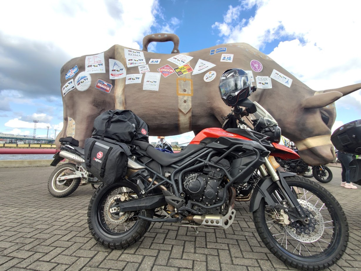 Triumph Tiger 800xc 2012 года. На фото я уже немного его обвесил китайскими сумками.