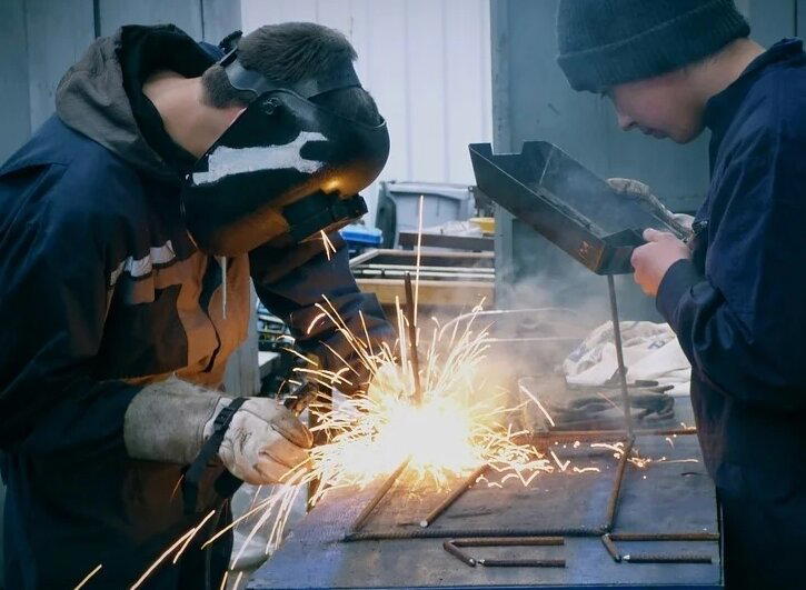 Как сварщики - два брата близнеца над немецким инженером случайно пошутили.