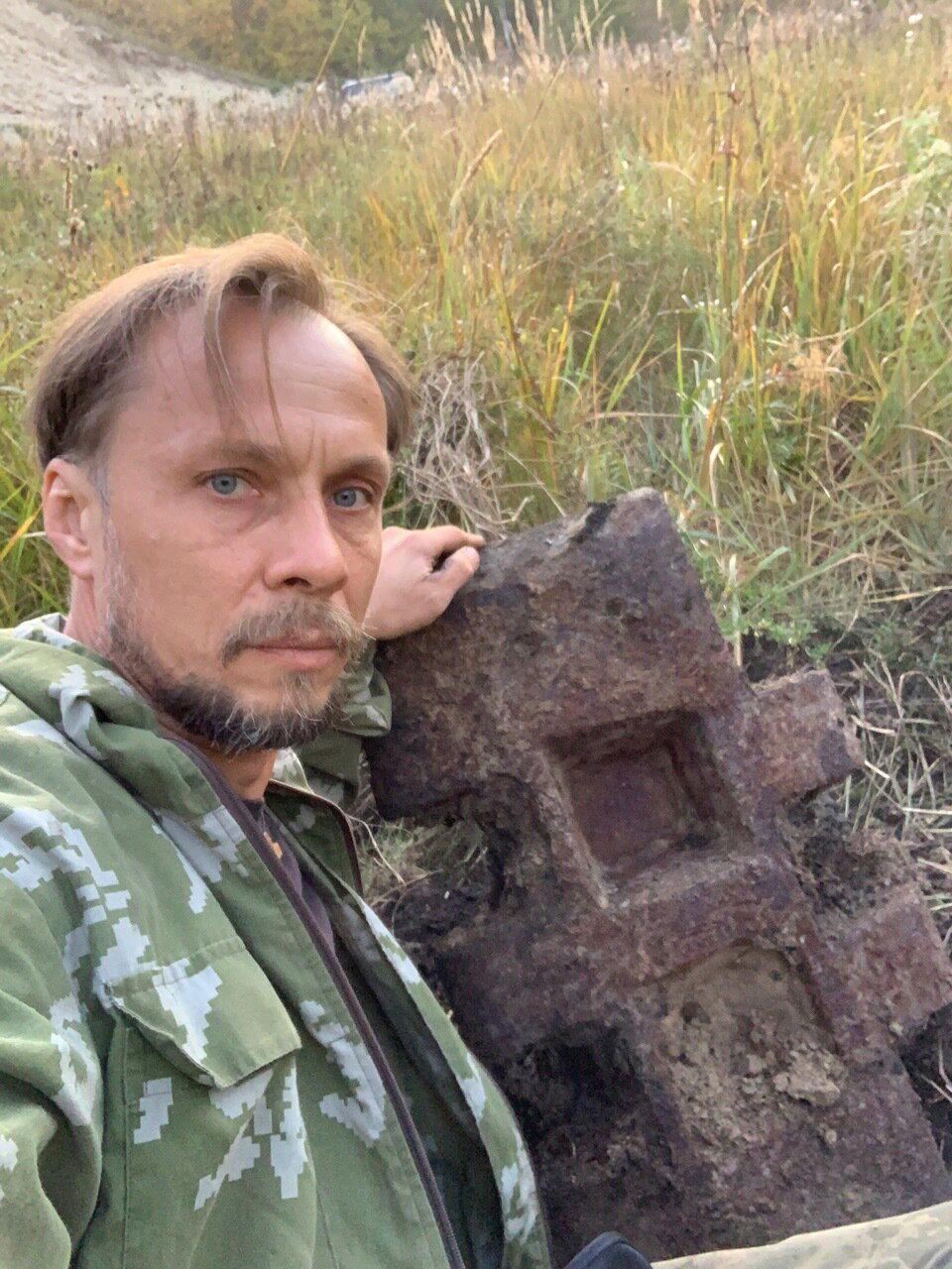 Нашел здоровый гусеничный трак - понять не могу, от какой техники.