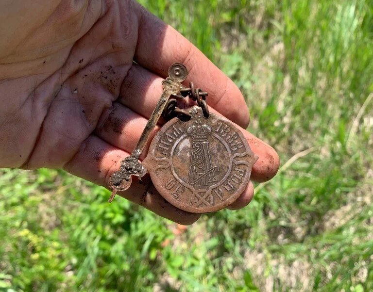 Повезло! Нашел знак старинный знак стоимостью более 10000 рублей.