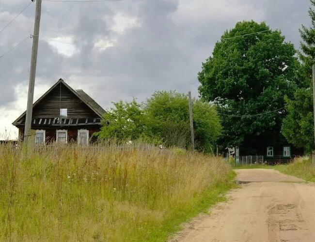 Как здоровый деревенский мужик наказал зарвавшегося деревенского жулика за то, что украли бидон у старушки.