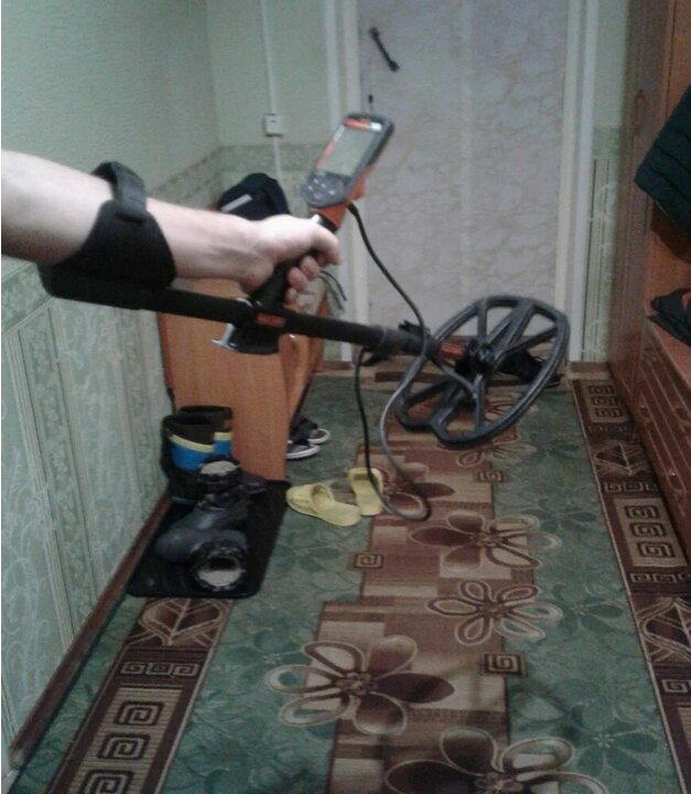 Подарил одноногому инвалиду металлоискатель за 40 000 рублей. Теперь у него новое хобби - поиск монет.