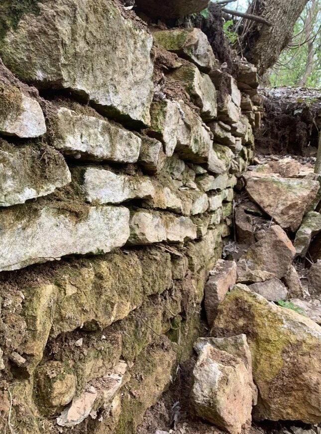 Деревенский фундамент сруба из природного камня и глины, которому 150 лет.