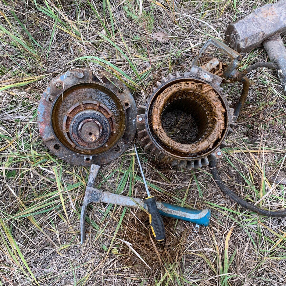 Откопал старые электродвигатели, которые давно закопали военные. Сдам в металлолом.
