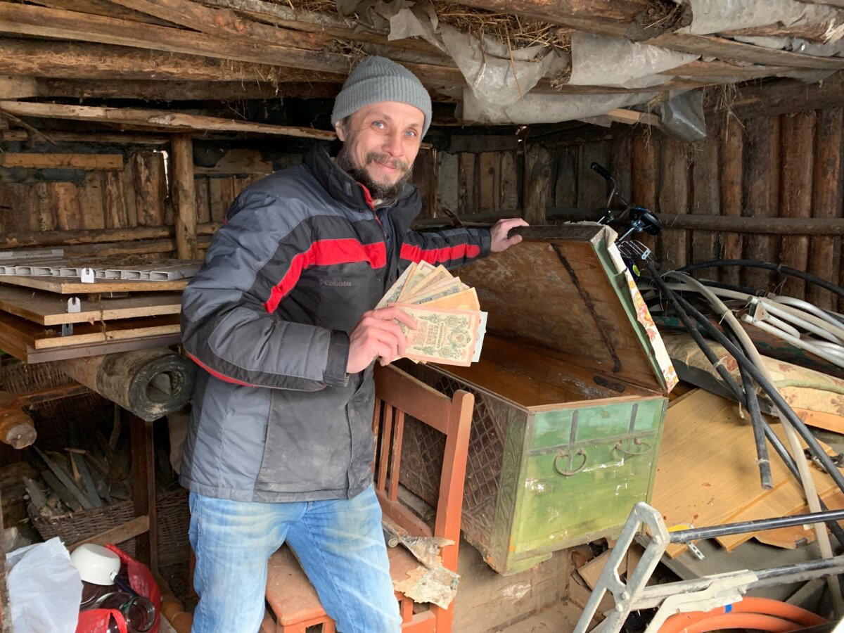 Нашел старинные деньги под оббивкой старого сундука