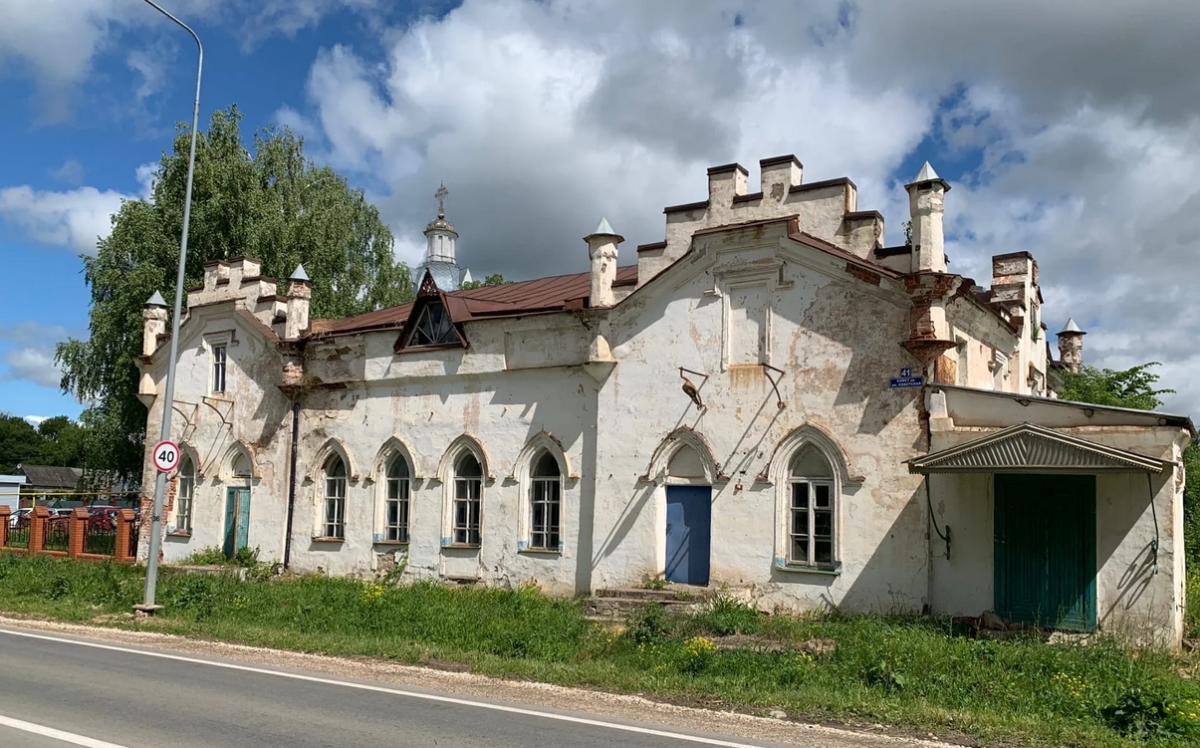 Показываю дом царского помещика. Слабоват, если сравнивать с домами современной элиты