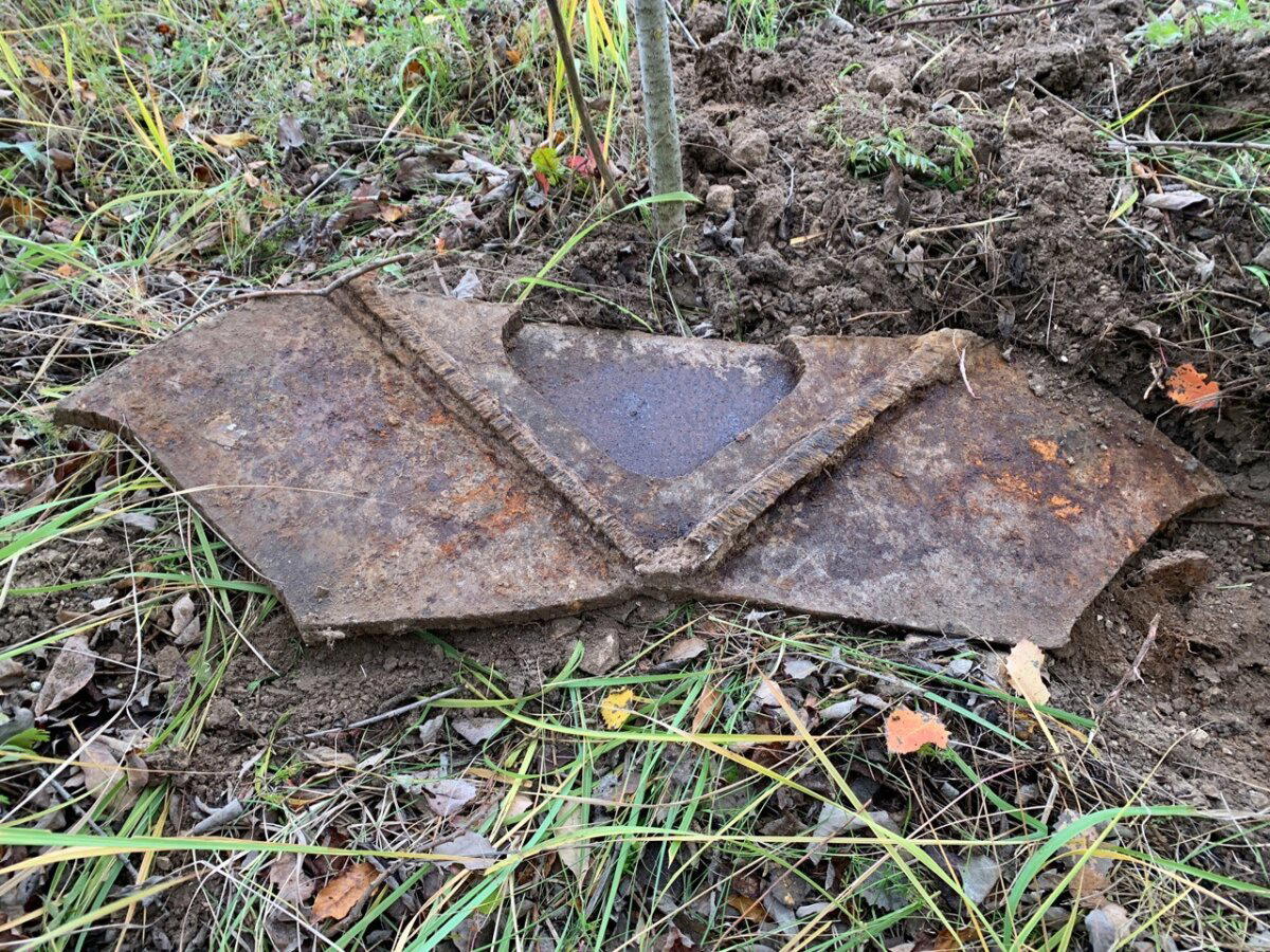 Откопал старые электродвигатели, которые давно закопали военные. Сдам в металлолом.