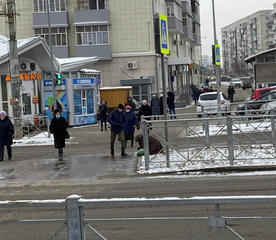 Случайно подсмотрел, сколько зарабатывает нищенка на оживленном переходе