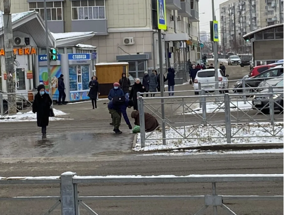Случайно подсмотрел, сколько зарабатывает нищенка на оживленном переходе