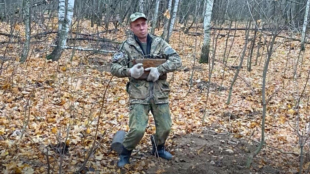 Нашел и выкопал тяжелые, железные слитки в заброшенной в/ч, которая располагалась в лесу